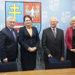 26.11.2019 Kielce. Podpisanie umów w Urzędzie Marszałkowskim Województwa Świętokrzyskiego dotyczących edukacji dorosłych. Na zdjęciu (od lewej): Andrzej Bętkowski - marszałek województwa świętokrzyskiego, Magdalena Zieleń - radna Sejmiku Województwa Świętokrzyskiego, Józef Tyburczy - kanclerz WSBiP, Renata Janik - wicemarszałek Województwa Świętokrzyskiego / Wiktor Taszłow / Radio Kielce