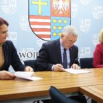 26.11.2019 Kielce. Podpisanie umów w Urzędzie Marszałkowskim Województwa Świętokrzyskiego dotyczących edukacji dorosłych. Na zdjęciu (od lewej): Andrzej Bętkowski - marszałek województwa świętokrzyskiego, Magdalena Zieleń - radna Sejmiku Województwa Świętokrzyskiego, Renata Janik - wicemarszałek Województwa Świętokrzyskiego / Wiktor Taszłow / Radio Kielce