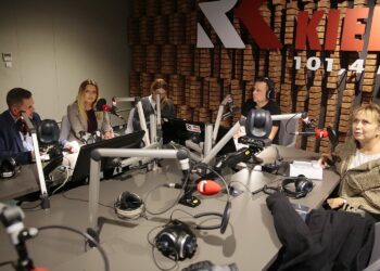 26.11.2019 Kielce. Punkty Widzenia. Na zdjęciu (od lewej): radny Jarosław Karyś - Prawo i Sprawiedliwość, radna Joanna Winiarska – „Bezpartyjni i Niezależni”, radna Katarzyna Czech-Kruczek – Koalicja Obywatelska, Robert Szumielewicz – Radio Kielce i radna Anna Kibortt – projekt „Wspólne Kielce” / Wiktor Taszłow / Radio Kielce