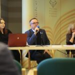 Kielce. 27.11.2019. Podsumowanie obchodów Roku Gustawa Herlinga-Grudzińskiego. Na zdjęciu (od lewej): Anna Godowska - Wojewódzka Biblioteka Publiczna, Andrzej Dąbrowski - dyrektor Wojewódzkiej Biblioteki Publicznej, Magdalena Helis – Rzepka - Stowarzyszenie "Żeromszczacy"  / Wiktor Taszłow / Radio Kielce