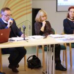 Kielce. 27.11.2019. Podsumowanie obchodów Roku Gustawa Herlinga-Grudzińskiego. Na zdjęciu (od lewej): Andrzej Dąbrowski - dyrektor Wojewódzkiej Biblioteki Publicznej, Magdalena Helis – Rzepka - Stowarzyszenie "Żeromszczacy", Katarzyna Szymczyk - wicedyrektor Zespołu Państwowych Szkół Muzycznych w Kielcach / Wiktor Taszłow / Radio Kielce