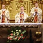 Kielce. 28.11.2019. Obchody 30-lecia kieleckiej Caritas. Msza święta. Na zdjęciu (od lewej): biskup Marian Florczyk, biskup Jan Piotrowski, biskup Andrzej Kaleta / Wiktor Taszłow / Radio Kielce