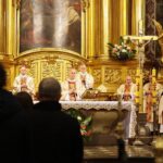 Kielce. 28.11.2019. Obchody 30-lecia kieleckiej Caritas. Msza święta. Na zdjęciu (od lewej): biskup Marian Florczyk, biskup Jan Piotrowski, biskup Andrzej Kaleta / Wiktor Taszłow / Radio Kielce