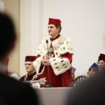 28.11.2019. Kielce. Inauguracja szkoły doktorskiej w UJK połaczona z wręczeniem dyplomów doktorskich i habilitacyjnych. Przemawia Jacek Semaniak - rektor Uniwersytetu Jana Kochanowskiego / Wiktor Taszłow / Radio Kielce