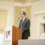 28.11.2019. Kielce. Inauguracja szkoły doktorskiej w UJK połaczona z wręczeniem dyplomów doktorskich i habilitacyjnych. Przemawia profesor dr hab. Francesco Giacosa - dyrektor szkoły doktorskiej / Wiktor Taszłow / Radio Kielce