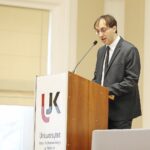 28.11.2019. Kielce. Inauguracja szkoły doktorskiej w UJK połaczona z wręczeniem dyplomów doktorskich i habilitacyjnych. Przemawia profesor dr hab. Francesco Giacosa - dyrektor szkoły doktorskiej / Wiktor Taszłow / Radio Kielce