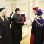 28.11.2019. Kielce. Inauguracja szkoły doktorskiej w UJK połaczona z wręczeniem dyplomów doktorskich i habilitacyjnych. Dyplom doktorski wręcza Jacek Semaniak - rektor Uniwersytetu Jana Kochanowskiego / Wiktor Taszłow / Radio Kielce