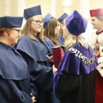 28.11.2019. Kielce. Inauguracja szkoły doktorskiej w UJK połaczona z wręczeniem dyplomów doktorskich i habilitacyjnych. Dyplom doktorski wręcza Jacek Semaniak - rektor Uniwersytetu Jana Kochanowskiego / Wiktor Taszłow / Radio Kielce