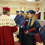 28.11.2019. Kielce. Inauguracja szkoły doktorskiej w UJK połaczona z wręczeniem dyplomów doktorskich i habilitacyjnych. Dyplom doktorski wręcza Jacek Semaniak - rektor Uniwersytetu Jana Kochanowskiego / Wiktor Taszłow / Radio Kielce