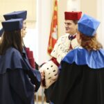 28.11.2019. Kielce. Inauguracja szkoły doktorskiej w UJK połaczona z wręczeniem dyplomów doktorskich i habilitacyjnych. Dyplom doktorski wręcza Jacek Semaniak - rektor Uniwersytetu Jana Kochanowskiego / Wiktor Taszłow / Radio Kielce