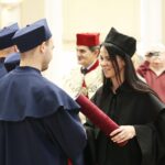 28.11.2019. Kielce. Inauguracja szkoły doktorskiej w UJK połaczona z wręczeniem dyplomów doktorskich i habilitacyjnych. Dyplom doktorski wręcza Jacek Semaniak - rektor Uniwersytetu Jana Kochanowskiego i prof. Ewa Robak / Wiktor Taszłow / Radio Kielce