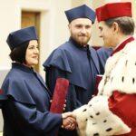 28.11.2019. Kielce. Inauguracja szkoły doktorskiej w UJK połaczona z wręczeniem dyplomów doktorskich i habilitacyjnych. Dyplom doktorski wręcza Jacek Semaniak - rektor Uniwersytetu Jana Kochanowskiego / Wiktor Taszłow / Radio Kielce