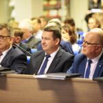 Kielce. 28.11.2019. XIV Sesja Rady Powiatu w Kielcach. Na zdjęciu (od lewej): Tomasz Pleban - wicestarosta kielecki, Cezary Majcher - członek Zarządu Powiatu w Kielcach, Stefan Bąk - członek Zarządu Powiatu w Kielcach / Wiktor Taszłow / Radio Kielce