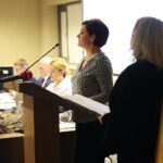 Kielce. 28.11.2019. XIV Sesja Rady Powiatu w Kielcach. Na zdjęciu (od lewej): Paulina Pawlik - nauczycielka, Monika Gworek - dyrektor Powiatowego Zespołu Szkół w Nowej Słupi / Wiktor Taszłow / Radio Kielce