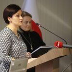 Kielce. 28.11.2019. XIV Sesja Rady Powiatu w Kielcach. Na zdjęciu (od lewej): Paulina Pawlik - nauczycielka, Monika Gworek - dyrektor Powiatowego Zespołu Szkół w Nowej Słupi / Wiktor Taszłow / Radio Kielce