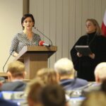 Kielce. 28.11.2019. XIV Sesja Rady Powiatu w Kielcach. Na zdjęciu (od lewej): Paulina Pawlik - nauczycielka, Monika Gworek - dyrektor Powiatowego Zespołu Szkół w Nowej Słupi / Wiktor Taszłow / Radio Kielce