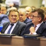 Kielce. 28.11.2019. XIV Sesja Rady Powiatu w Kielcach. Na zdjęciu (od lewej): Mirosław Gębski - starosta kielecki, Tomasz Pleban - wicestarosta kielecki / Wiktor Taszłow / Radio Kielce