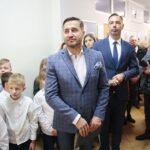 29.11.2019. Kielce. Obchody 60-lecia Szkoły Podstawowej nr 12 w Kielcach. Na zdjęciu (od lewej): Kamil Suchański - przewodniczący Rady Miasta Kielce, Jakub Pieron - dyrektor szkoły / Wiktor Taszłow / Radio Kielce