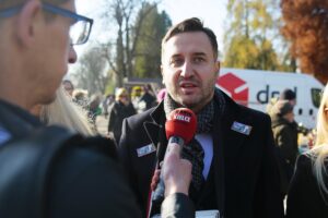 01.11.2019 Kielce. Kwesta na Cmentarzu Starym. Kamil Suchański - radny / Wiktor Taszłow / Radio Kielce