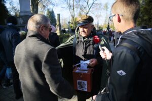 01.11.2019 Kielce. Kwesta na Cmentarzu Starym. Zbigniew Sabat / Wiktor Taszłow / Radio Kielce