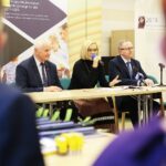 29.11.2019. Kielce. Podpisanie umów na realizacje projektów unijnych. Na zdjęciu (od lewej): Marek Jońca – członek zarządu województwa świętokrzyskiego, Renata Janik - wicemarszałek województwa świętokrzyskiego, Andrzej Michalski - dyrektor Świętokrzyskiego Oddziału Państwowego Funduszu Rehabilitacji Osób Niepełnosprawnych / Wiktor Taszłow / Radio Kielce