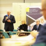 29.11.2019. Kielce. Podpisanie umów na realizacje projektów unijnych. Na zdjęciu (od lewej): Marek Jońca – członek zarządu województwa świętokrzyskiego, Renata Janik - wicemarszałek województwa świętokrzyskiego, Andrzej Michalski - dyrektor Świętokrzyskiego Oddziału Państwowego Funduszu Rehabilitacji Osób Niepełnosprawnych / Wiktor Taszłow / Radio Kielce