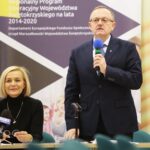 29.11.2019. Kielce. Podpisanie umów na realizacje projektów unijnych. Na zdjęciu (od lewej): Renata Janik - wicemarszałek województwa świętokrzyskiego, Andrzej Michalski - dyrektor Świętokrzyskiego Oddziału Państwowego Funduszu Rehabilitacji Osób Niepełnosprawnych / Wiktor Taszłow / Radio Kielce