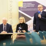 29.11.2019. Kielce. Podpisanie umów na realizacje projektów unijnych. Na zdjęciu (od lewej): Marek Jońca – członek zarządu województwa świętokrzyskiego, Renata Janik - wicemarszałek województwa świętokrzyskiego, Andrzej Michalski - dyrektor Świętokrzyskiego Oddziału Państwowego Funduszu Rehabilitacji Osób Niepełnosprawnych / Wiktor Taszłow / Radio Kielce