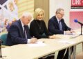29.11.2019. Kielce. Podpisanie umów na realizacje projektów unijnych. Na zdjęciu (od lewej): Marek Jońca – członek zarządu województwa świętokrzyskiego, Renata Janik - wicemarszałek województwa świętokrzyskiego, Andrzej Michalski - dyrektor Świętokrzyskiego Oddziału Państwowego Funduszu Rehabilitacji Osób Niepełnosprawnych / Wiktor Taszłow / Radio Kielce