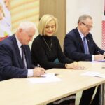 29.11.2019. Kielce. Podpisanie umów na realizacje projektów unijnych. Na zdjęciu (od lewej): Marek Jońca – członek zarządu województwa świętokrzyskiego, Renata Janik - wicemarszałek województwa świętokrzyskiego, Andrzej Michalski - dyrektor Świętokrzyskiego Oddziału Państwowego Funduszu Rehabilitacji Osób Niepełnosprawnych / Wiktor Taszłow / Radio Kielce