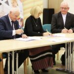 29.11.2019. Kielce. Podpisanie umów na realizacje projektów unijnych. Na zdjęciu (od lewej): Marek Jońca – członek zarządu województwa świętokrzyskiego, Renata Janik - wicemarszałek województwa świętokrzyskiego, ksiądz kanonik Zbigniew Stanios / Wiktor Taszłow / Radio Kielce