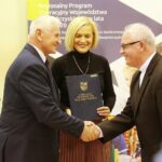 29.11.2019. Kielce. Podpisanie umów na realizacje projektów unijnych. Na zdjęciu (od lewej): Marek Jońca – członek zarządu województwa świętokrzyskiego, Renata Janik - wicemarszałek województwa świętokrzyskiego, ksiądz kanonik Zbigniew Stanios / Wiktor Taszłow / Radio Kielce