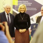 29.11.2019. Kielce. Podpisanie umów na realizacje projektów unijnych. Na zdjęciu (od lewej): Marek Jońca – członek zarządu województwa świętokrzyskiego, Renata Janik - wicemarszałek województwa świętokrzyskiego, ksiądz kanonik Zbigniew Stanios / Wiktor Taszłow / Radio Kielce