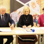 29.11.2019. Kielce. Podpisanie umów na realizacje projektów unijnych. Na zdjęciu (od lewej): Marek Jońca – członek zarządu województwa świętokrzyskiego, Renata Janik - wicemarszałek województwa świętokrzyskiego, Dorota Ławniczak - zastępca dyrektora MOPR w Kielcach / Wiktor Taszłow / Radio Kielce