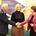 29.11.2019. Kielce. Podpisanie umów na realizacje projektów unijnych. Na zdjęciu (od lewej): Marek Jońca – członek zarządu województwa świętokrzyskiego, Renata Janik - wicemarszałek województwa świętokrzyskiego, Dorota Ławniczak - zastępca dyrektora MOPR w Kielcach / Wiktor Taszłow / Radio Kielce