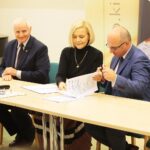 29.11.2019. Kielce. Podpisanie umów na realizacje projektów unijnych. Na zdjęciu (od lewej): Marek Jońca – członek zarządu województwa świętokrzyskiego, Renata Janik - wicemarszałek województwa świętokrzyskiego, Cezary Błach - burmistrz Suchedniowa / Wiktor Taszłow / Radio Kielce