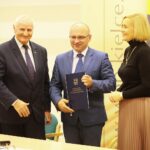 29.11.2019. Kielce. Podpisanie umów na realizacje projektów unijnych. Na zdjęciu (od lewej): Marek Jońca – członek zarządu województwa świętokrzyskiego, Cezary Błach - burmistrz Suchedniowa, Renata Janik - wicemarszałek województwa świętokrzyskiego / Wiktor Taszłow / Radio Kielce