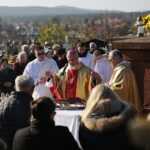 01.11.2019 Kielce. Msza święta na Cmentarzu Nowym. Na zdjęciu: biskup Jan Piotrowski (w środku) / Wiktor Taszłow / Radio Kielce