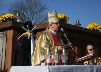 01.11.2019 Kielce. Msza święta na Cmentarzu Nowym. Na zdjęciu: biskup Jan Piotrowski / Wiktor Taszłow / Radio Kielce