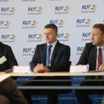 Kielce. 29.11.2019. Międzynarodowa konferencja dotycząca kreowania marki turystycznej. Na zdjęciu (od lewej): prof. Tomasz Komornicki – przewodniczący komitetu przestrzennego zagospodarowania kraju PAN, Marcin Piętak - prezes ROT Województwa Świętokrzyskiego, Jacek Janowski – dyrektor departamentu promocji turystyki krajowej / Wiktor Taszłow / Radio Kielce