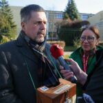 01.11.2019 Kielce. Kwesta na Cmentarzu Starym. Na zdjęciu (od lewej): Jarosław Karyś - wiceprzewodniczący kieleckiej rady miasta i Marianna Noworycka-Gniatkowska - radna / Wiktor Taszłow / Radio Kielce