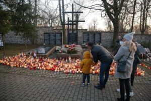01.11.2019. Kielce. Cmentarz Partyzancki. Pomnik Katyński / Wiktor Taszłow / Radio Kielce