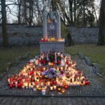 01.11.2019. Kielce. Cmentarz Partyzancki. Mogiła ofiar pomordowanych w obozach koncentracyjnych / Wiktor Taszłow / Radio Kielce