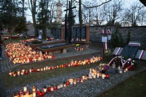 01.11.2019. Kielce. Cmentarz Partyzancki. Pomnik Katyński / Wiktor Taszłow / Radio Kielce