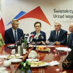 Kielce. 04.11.2019. Konferencja dotycząca obchodów wojewódzkich Narodowego Święta Niepodległości. Na zdjęciu (od lewej): mjr Arkadiusz Radziński - z-ca szefa garnizonu CPDMZ, mjr Grzegorz Otręba - Komendant Straży Granicznej w Kielcach, Bogdan Wenta – prezydent miasta Kielce, Agata Wojtyszek - wojewoda świętokrzyski, Andrzej Bętkowski - marszałek województwa świętokrzyskiego, Rafał Nowak - dyrektor Wzgórza Zamkowego w Kielcach / Wiktor Taszłow / Radio Kielce