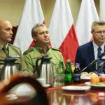 Kielce. 04.11.2019. Konferencja dotycząca obchodów wojewódzkich Narodowego Święta Niepodległości. Na zdjęciu (od lewej): mjr Arkadiusz Radziński - z-ca szefa garnizonu CPDMZ, mjr Grzegorz Otręba - Komendant Straży Granicznej w Kielcach, Bogdan Wenta – prezydent miasta Kielce / Wiktor Taszłow / Radio Kielce