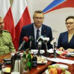 Kielce. 04.11.2019. Konferencja dotycząca obchodów wojewódzkich Narodowego Święta Niepodległości. Na zdjęciu (od lewej): mjr Grzegorz Otręba - Komendant Straży Granicznej w Kielcach, Bogdan Wenta – prezydent miasta Kielce, Agata Wojtyszek - wojewoda świętokrzyski / Wiktor Taszłow / Radio Kielce