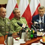 Kielce. 04.11.2019. Konferencja dotycząca obchodów wojewódzkich Narodowego Święta Niepodległości. Na zdjęciu (od lewej): mjr Arkadiusz Radziński - z-ca szefa garnizonu CPDMZ, mjr Grzegorz Otręba - Komendant Straży Granicznej w Kielcach, Bogdan Wenta – prezydent miasta Kielce / Wiktor Taszłow / Radio Kielce