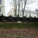 Kielce. 07.11.2019. Donice osłaniające zniszczony mur przy ulicy Jana Pawła II / Wiktor Taszlow / Radio Kielce