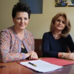 Kielce. 07.11.2019. Podpisanie umowy przedwstępnej w sprawie zamiany działek pod budowę nowej siedziby świętokrzyskiego NFZ. Na zdjęciu (od lewej): Barbara Zawadzka - zastępca dyrektora wydziału gospodarki nieruchomościami UM Kielce, Małgorzata Kiebzak - dyrektor świętokrzyskiego oddziału NFZ / Wiktor Taszłow / Radio Kielce